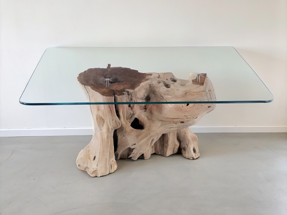 Mesa baja en peana de olivo centenario con tablero de cristal